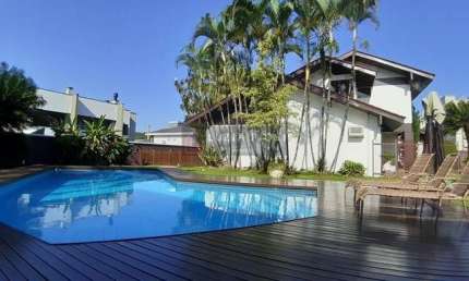 Casa à venda no bairro Glória, Joinville/SC.  Ampla residência alto padrão  com  terreno  de  esquina de 1.163m2 ,  sala de festas  integrada  a  casa