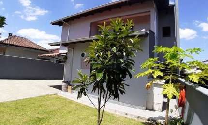 Casa  averbada à  venda  no bairro Costa e Silva - Joinville/SC  Parte Inferior: * Sala de tv,  sala de jantar, cozinha, 1  suíte, despensa,  edícula