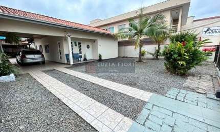 Casa Comercial e Residencial averbada,  a venda  no bairro Fátima - Joinville/SC,  no valor de R$510.000,00  Residência em alvenaria com 106 m² privat