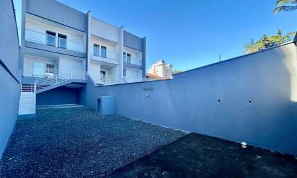 sobrado Geminado à venda no bairro Costa e  Silva, Joinville - SC -  Lateral da Rua Benjamin Constant.  186m2 - privcativos; 3 Dormitórios, sendo 1 su