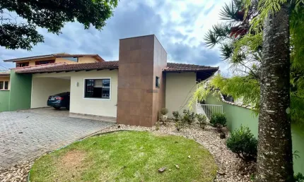 Casa plana -  averbada - rua sem saída - 4 dormitórios,   glória - joinville - sc&gt;  está em uma  localização alta,  rua sem saída,