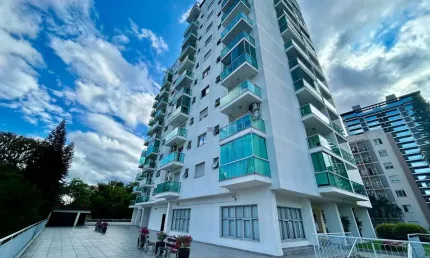 Apartamento à venda no centro de Joinville-SC,  Rua Roberto Koch.  Com 136m2 privativos,  distribuídos em 1 suíte + 2 dormitórios,  ampla sala  de est