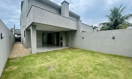 Sobrado Geminado  à venda no bairro Santo Antônio, Joinville - SC  7 metros de abertura , amplo terreno nos fundos.