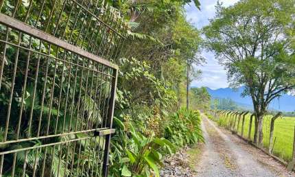 Chácara à venda, Vila Nova, Joinville-SC.  Lacalizada ao meio de muita área verde e água, um contato direto com a natureza.  Área de 18.422m2 com fren