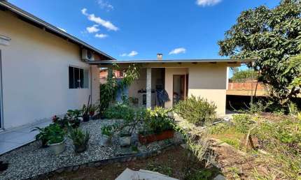 Casa plana residencial e comercial com 174m2 averbados - 600m2 de terreno,  à venda no bairro Glória - Joinville-SC  1 suíte + 2 dormitórios Sala de e