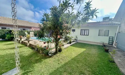 Terreno: 420m2 - casa: 95m2 averbada,  1 suíte + 2 dormitórios, sala de estar, sala de tv,  sala de jantar e cozinha.  edícula: 60m2,   varanda com ch