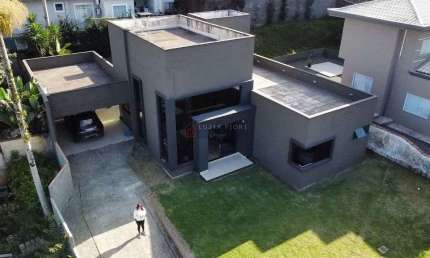 Sobrado à venda no bairro Boa Vista - Joinville - SC. 214 m² construídos e averbados, terreno com 655 m². Suíte com closet, 02 dormitórios, 03 banheir
