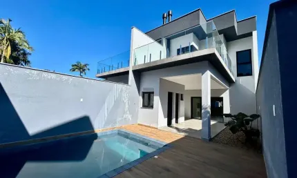 Sobrado com 210m2 privativos, à venda no bairro américa - joinville-sc.  3 suítes, sendo 1 suíte master com closet,  hidromassagem e terraço; piscina;