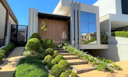 Casa Térrea diferenciada 3 suítes c/ Planejados e Piscina em Condomínio Alto do Castelo.