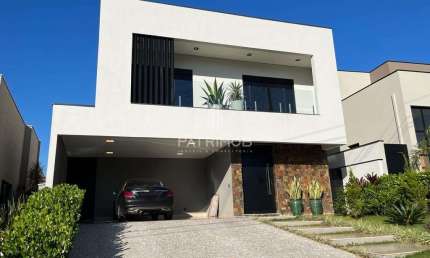 Sobrado Mobiliado c/ 3 suítes 'Porteira Fechada' em Condomínio Alto do Castelo.