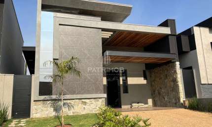 Casa Térrea com 03 Suíte sendo 01 com closet e piscina - em Residencial Valência
