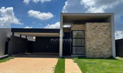 Casa Térrea 204,73m² com 3 suítes, escritório e piscina em Condomínio Alto do Castelo.