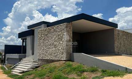 Casa Térrea 229m² c/ 3 suítes, Escritório e Piscina - Condomínio Alto do Castelo.