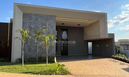 Casa térrea 04 Suítes c/ 281m² - Pronta para morar em condomínio Terras de Siena