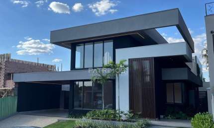 Casa Térrea em Condomínio com 03 Suítes e Piscina - em Terras de Siena