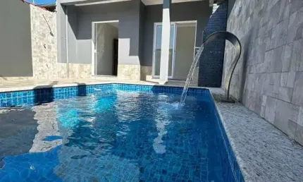 Casa à venda no bairro Parque Balneario Comodoro - Mongaguá/SP, lado praia