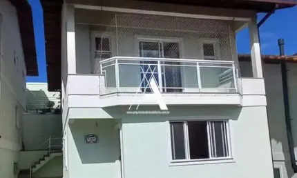 Linda casa em Condomínio Fechado. 4 Quartos (1 Suíte c/Varanda). 2 Vagas. Lazer!