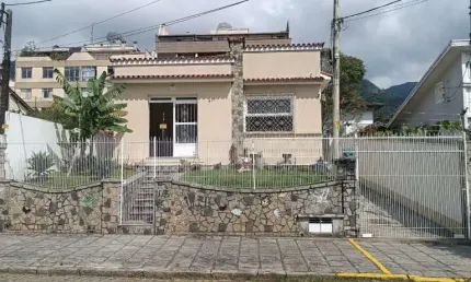 Imóvel de 600M² com 2 Casas Lineares, Localização perfeita, próxima da Feirinha.