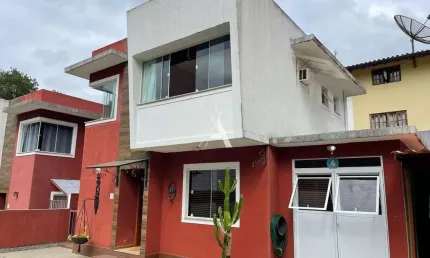 Casa em condomínio sossegado, com 2 Suítes, Sala em 3 ambientes e Área externa.