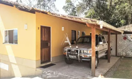 Casa Linear, em condomínio fechado, com Garagem coberta e Quintal privativo.