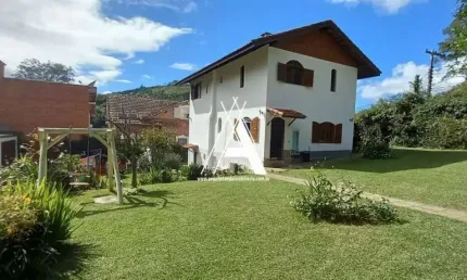 Casa Duplex, Terreno Plano com linda área externa. Cerca de 10 minutos do Centro