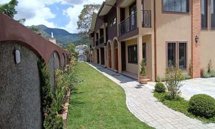 Casa moderna em Condomínio ao lado do Alto e Comércio. 3 Quartos, sendo 1 Suíte.