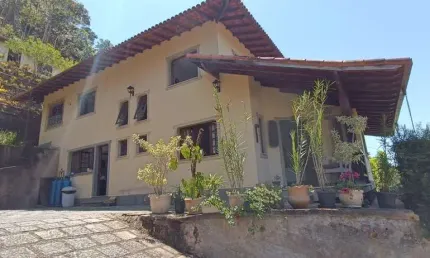 Linda casa, com 4 Quartos, em condomínio de alto padrão e lazer super completo!