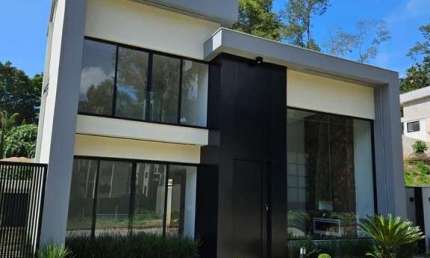 Casa espetacular e moderna em Condomíno de alto padrão, com 4 Quartos e 3 Suítes