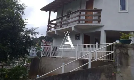 Casa com 2 Quartos (1 Suíte)+Quarto externo, Varanda. Condomínio de Alto Padrão.