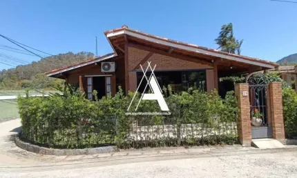 Linda casa de campo, com Suíte e Varanda Gourmet em condomínio fechado com lazer