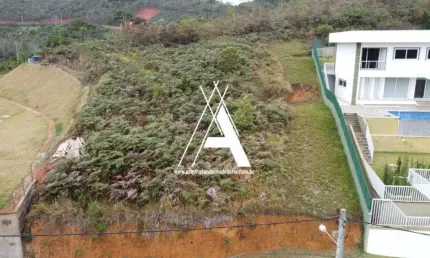 Lote semi-plano em condomínio com infraestrutura completa
