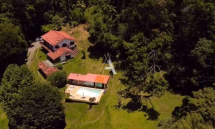 Terreno de 7.500m2 com Casa de 5 quartos, e casa de Hóspedes. Lazer completo.✔️