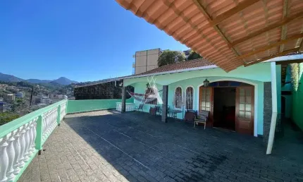Casa à venda na Fazendinha – Ampla, aconchegante e com vista incrível!