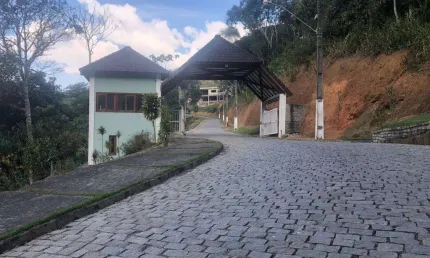 Terreno à venda em Teresópolis em condomínio fechado na Barra do Imbuí
