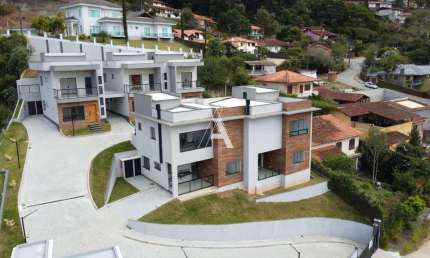 Casa à Venda com 3 quartos, 3 banheiro, 1 vagas e 116m² por R$ 850.000