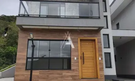 Casa moderna em condomínio, com 3 quartos no Golf, em Teresópolis