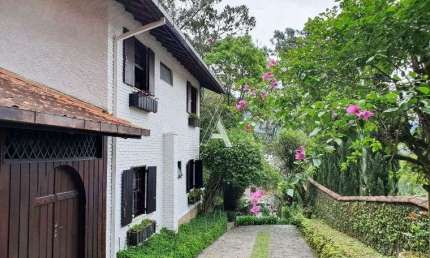 Linda casa em Araras, com 5 quartos (3 suítes) + casa de caseiro