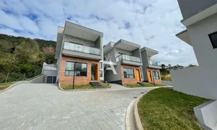 Casa de Condomínio à Venda com 3 quartos, 3 banheiros, 138m²  R$ 1.100.000