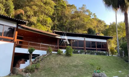 Encanto, conforto e sofisticação em meio à natureza no Vale dos Eucaliptos.