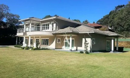 Casa de Alto Padrão com 4 Suítes e 9 Vagas no Parque do Imbuí