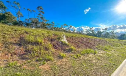 Terreno 242m² em Condomínio com Lazer e Vista – Teresópolis/RJ