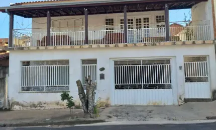Casa com 3 quartos à venda no Centro, São Sebastião da Grama  por R$ 550.000