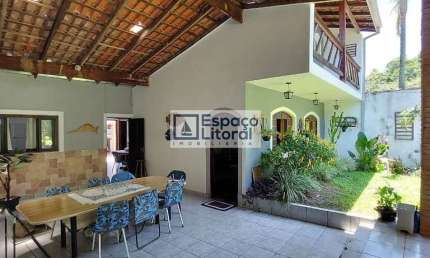 Lindo Sobrado à venda na região central, com 03 suítes, jardim e garagem para 03 autos, Caraguatatu