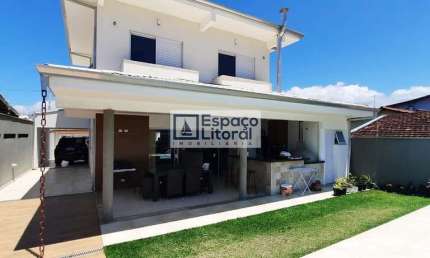 Casa alto padrão a venda com piscina e área gourmet com churrasqueira!