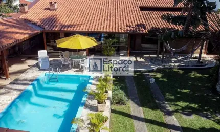 Casa com 4 dormitórios, sendo 2 suítes, piscina a uma quadra do mar na Praia das Palmeiras - Caragu