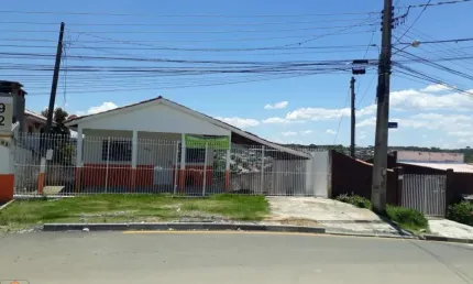 Casa com 4 dormitórios no bairro Monte Castelo em Colombo.