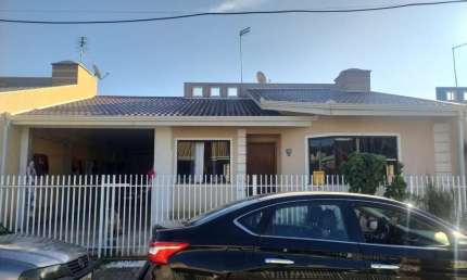 Excelente casa com 3 quartos e 3 vagas de garagem em ótima localização em Contenda. Apenas R$ 450.000,00