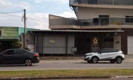 Quiosque disponível para LOCAÇÃO na Av. Manoel Ribas, próximo ao Parque Cachoeira. VALOR R$ 800,00 Ótima localização, ideal para lanchonete e afins Com área de serviço e atendimento e banheiro