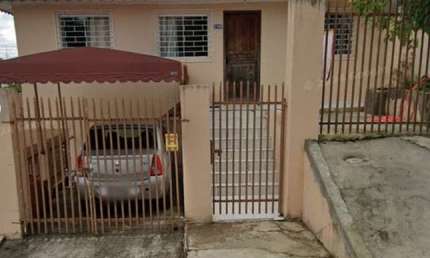 ÓTIMA CASA EM LOCALIZAÇÃO PRIVILEGIADA NO BAIRRO IGUAÇÚ EM ARAUCÁRIA. 02 QUARTOS  SALA PARA DOIS AMBIENTES COZINHA BANHEIRO ÁREA DE SERVIÇO. GARAGEM COBERTA PARA 2 CARROS