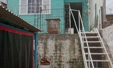 CASA COM 2 QUARTOS, SALA, COZINHA, BANHEIRO, ÁREA DE SERVIÇO EM TERRENO COM 143M²  EM ARAUCÁRIA POR R$180.000,00